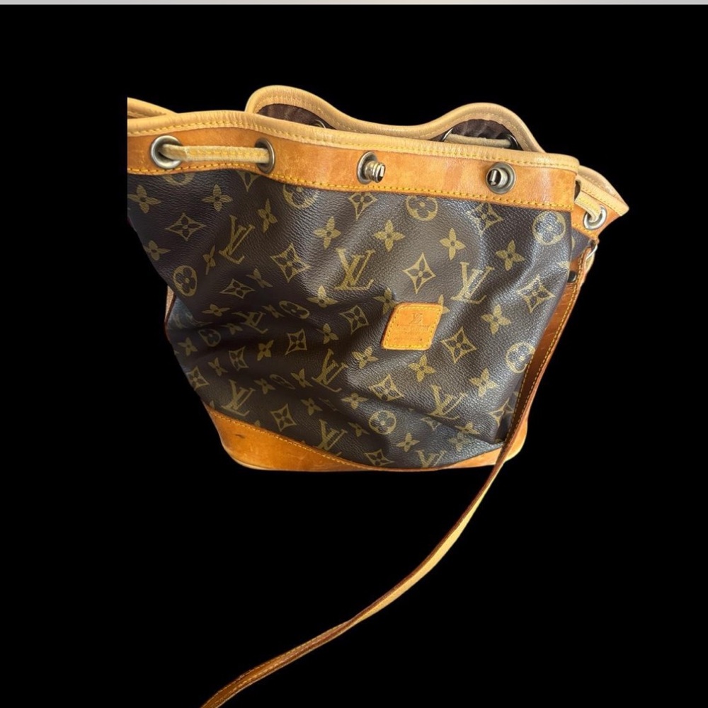 Louis Vuitton authentic bucket bag has the Og shoulder straps and add on